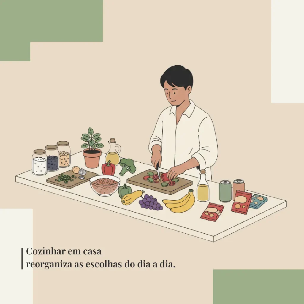 Pessoa preparando legumes frescos na cozinha, com frutas, verduras, grãos e alguns ultraprocessados ao lado, representando escolhas alimentares do cotidiano.